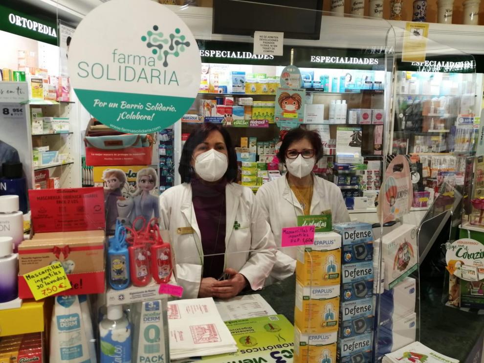 María Teresa Labiano y Pili Turrubia, en la farmacia del Coso Bajo de Zaragoza.