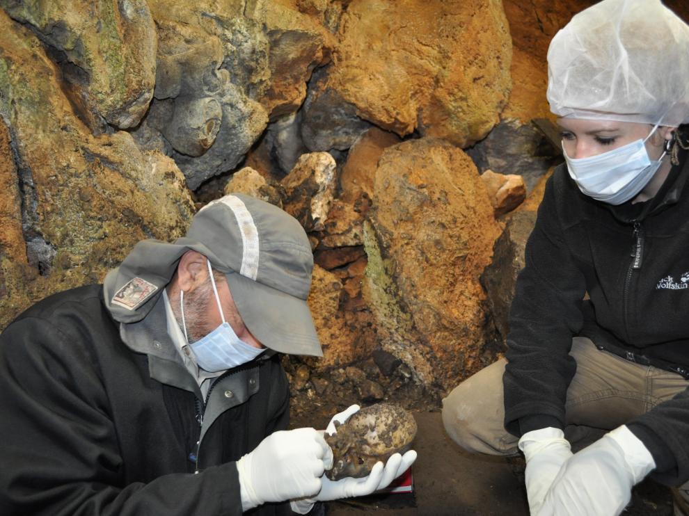 Uno de los hallazgos más sorprendentes en la cueva de Els Trocs es la parte anterior del cráneo de un niño, de unos 6 años, que los arqueólogos llaman, familiarmente, la ‘máscara’