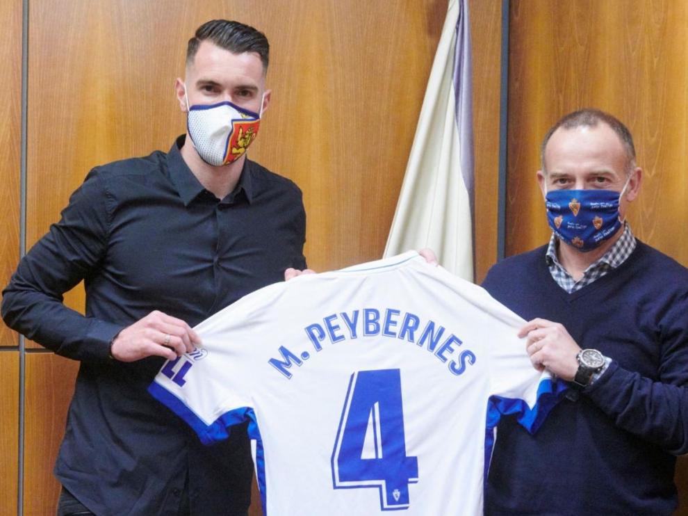 Mathieu Peybernes, junto al presidente, Christian Lapetra, y su nueva camiseta zaragocista, la del número 4.