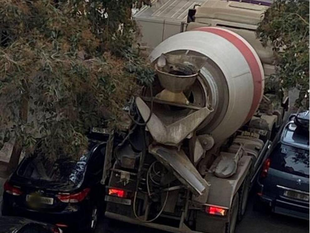 Una hormigonera atraviesa con muchas dificultades la calle Valimaña de Zaragoza.