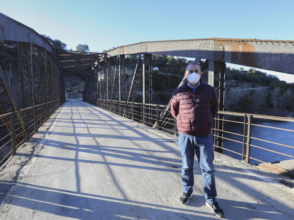 José Antonio Casaucau, alcalde de Santa Eulalia de Gállego, en el puente que la DGA va a reparar a partir de este lunes.