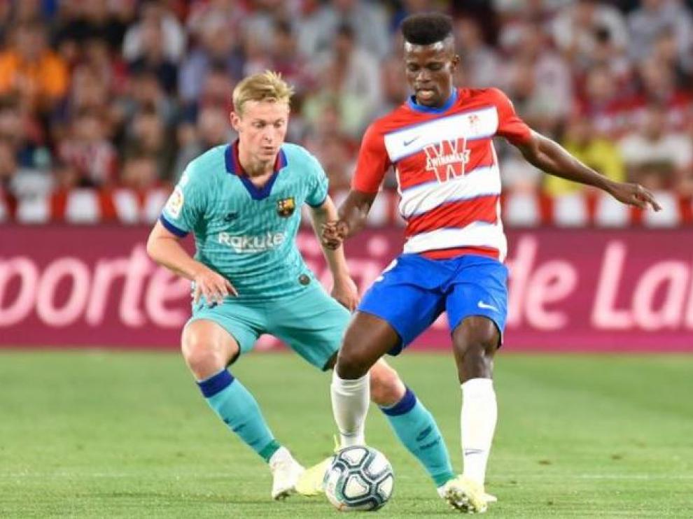 Azeez, en un Granada-Barcelona, pelea el balón con Frenkie De Jong.