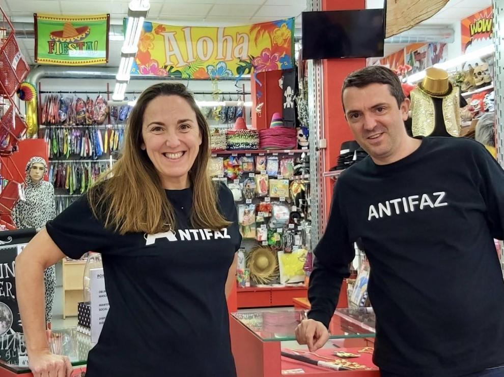 Susana y Roberto Moros, propietarios del establecimiento Disfraces Antifaz, en la calle Mayor en Zaragoza.