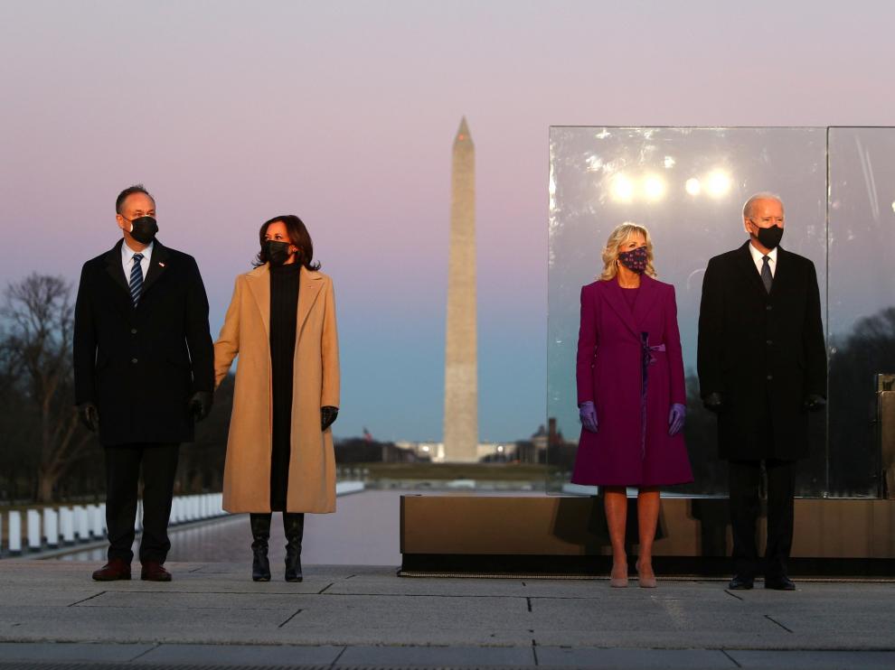 Biden y Harris, junto a sus parejas, en la ceremonia en recuerdo de las víctimas de la pandemia.