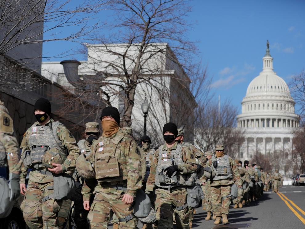 Miembros de la Guardia Nacional patrullan por los alrededores del Capitolio, en Washington.