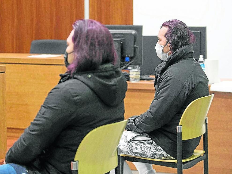 esús Alberto N. G. (izquierda), que presuntamente asestó los golpes, y Gerardo Francisco acudieron al juicio con el mismo color de pelo, aprovechando su parecido para crear confusión. Contestaron solo a sus abogados, evitando las preguntas del m