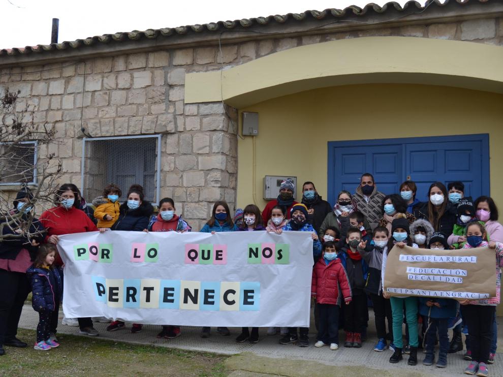 Las familias se concentraron este miércoles a las puertas del colegio.