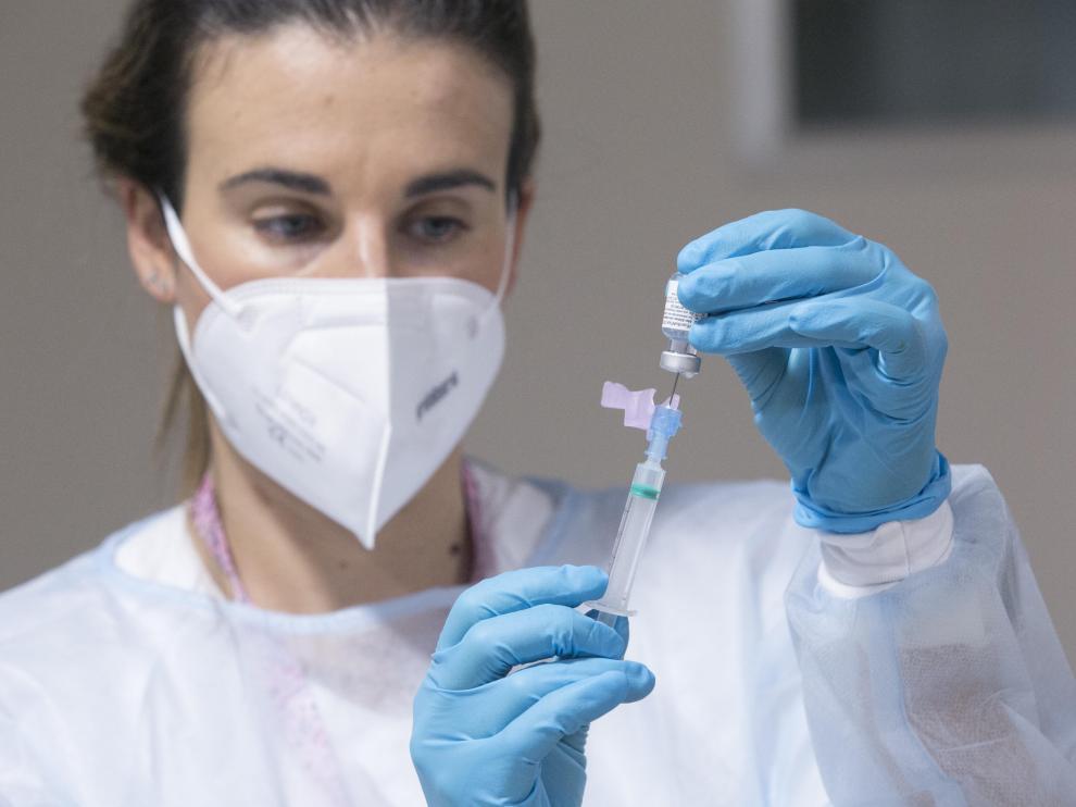 Una enfermera prepara la administración de una dosis de la vacuna.