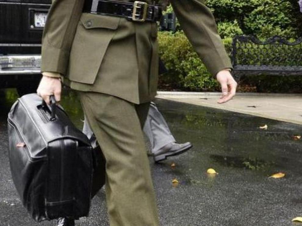 Un militar transporta el maletín con los códigos nucleares.