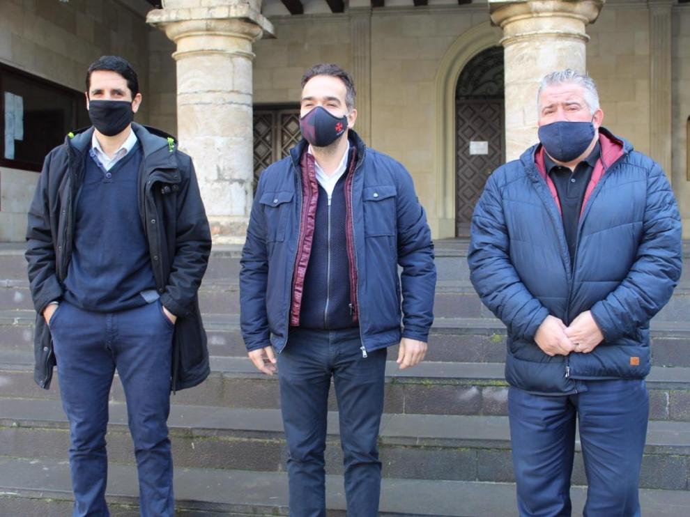 Los tres concejales del PAR en el Ayuntamiento de Monzón.