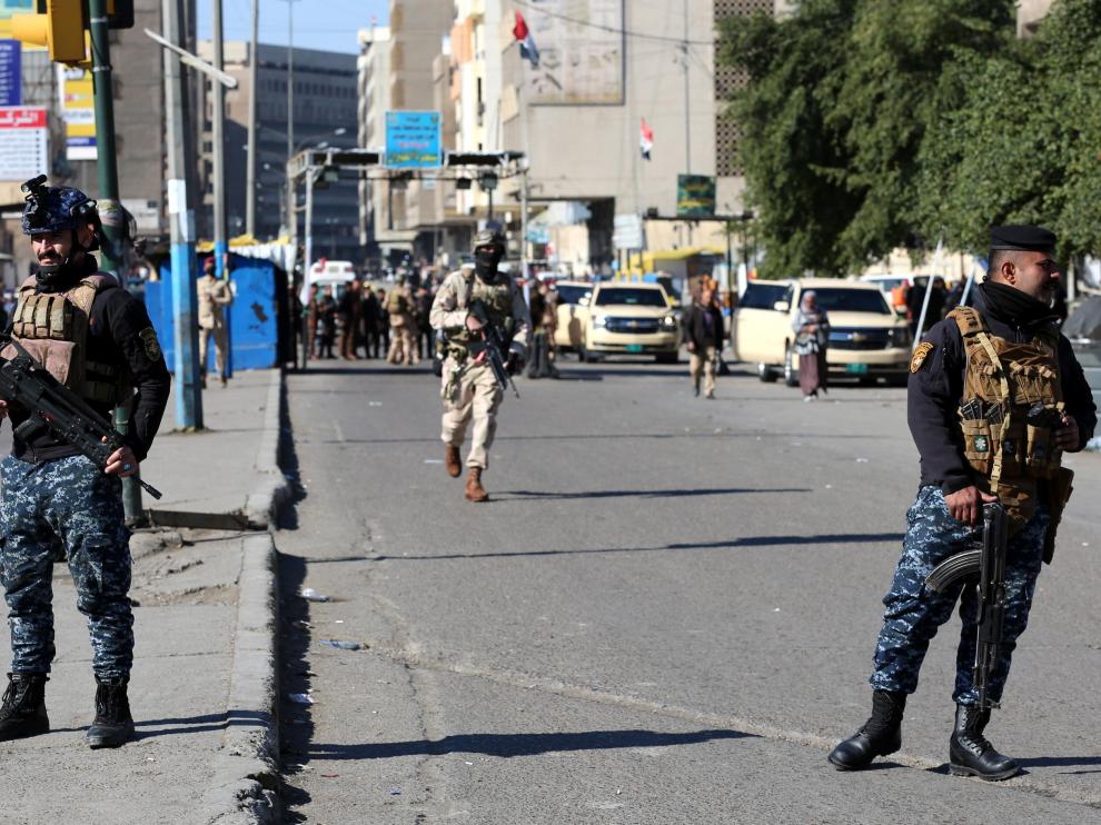 Miembros de las fuerzas de seguridad tras el atentado suicida del jueves en el centro de Bagdad.