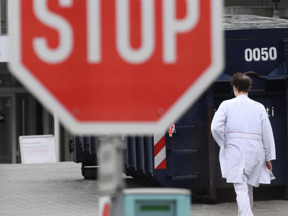 Un hombre camina en las inmediaciones del Hospital Vivantes Humboldt, en Berlín.