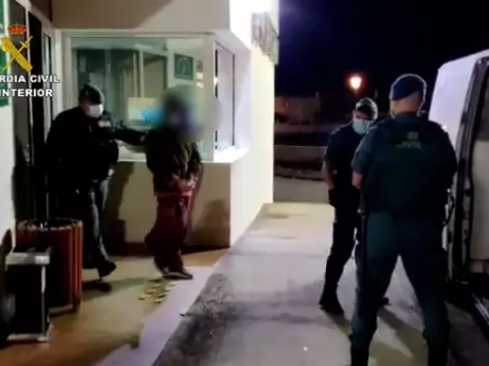 Los asistentes a una fiesta ilegal atacan con piedras a la Guardia Civil al grito de "pandemia de mierda".