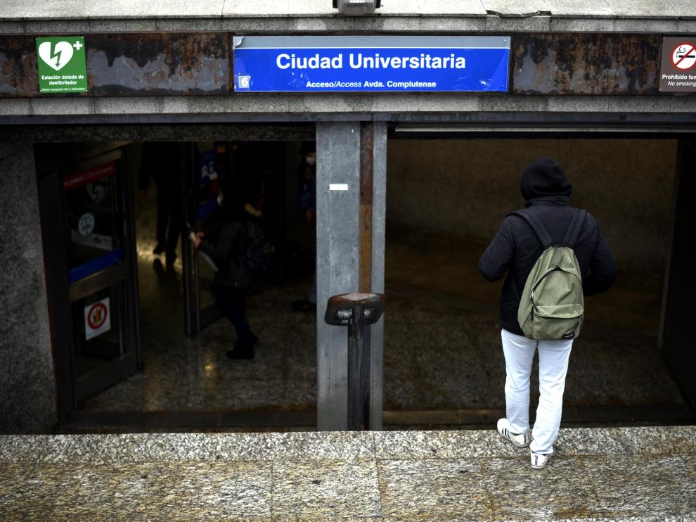 Un estudiante entra al metro de Ciudad Universitaria, el miércoles en Madrid.