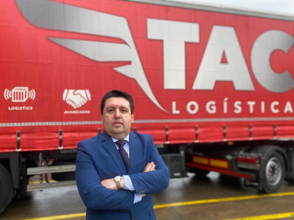 Antonio Artal, director general de TAC Logística, junto a uno de los camiones de la empresa.