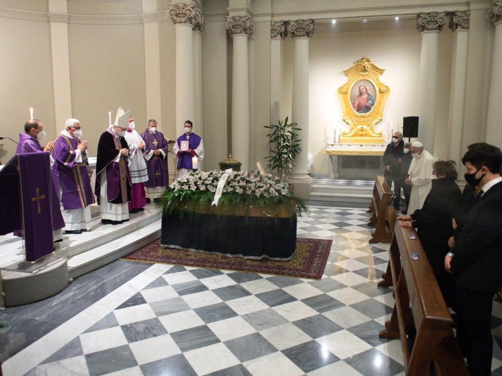 El Papa, a la derecha, durante el funeral.