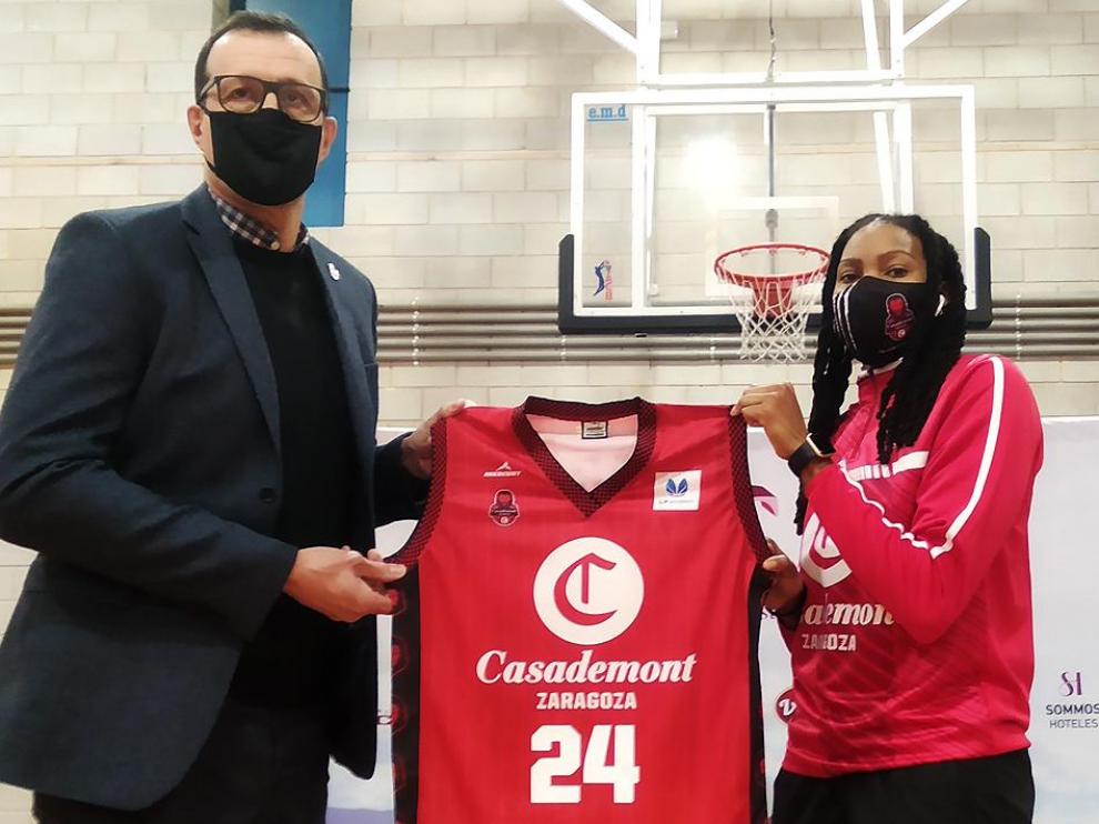 Pep Cargol, director deportivo de Casademont Zaragoza, junto con el nuevo fichaje, la alero norteamericana Robyn Parks