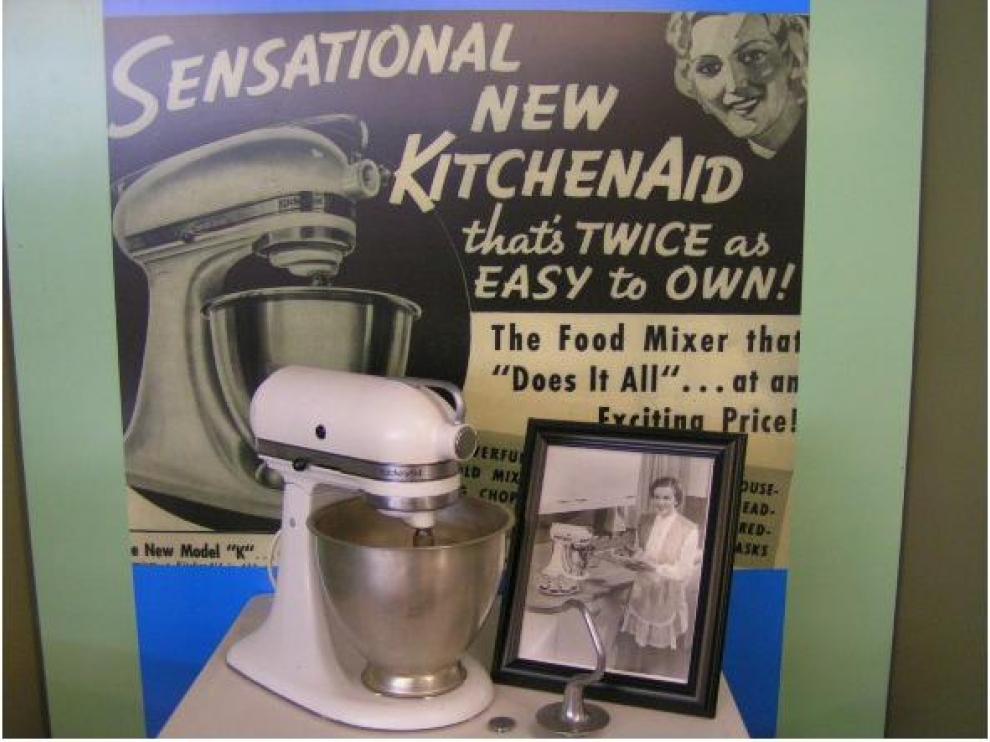 Aparecido en 1961, el procesador de alimentos Kenwood chef puede presumir de ser el antecesor directo de la Thermomix... y su fuente de inspiración.