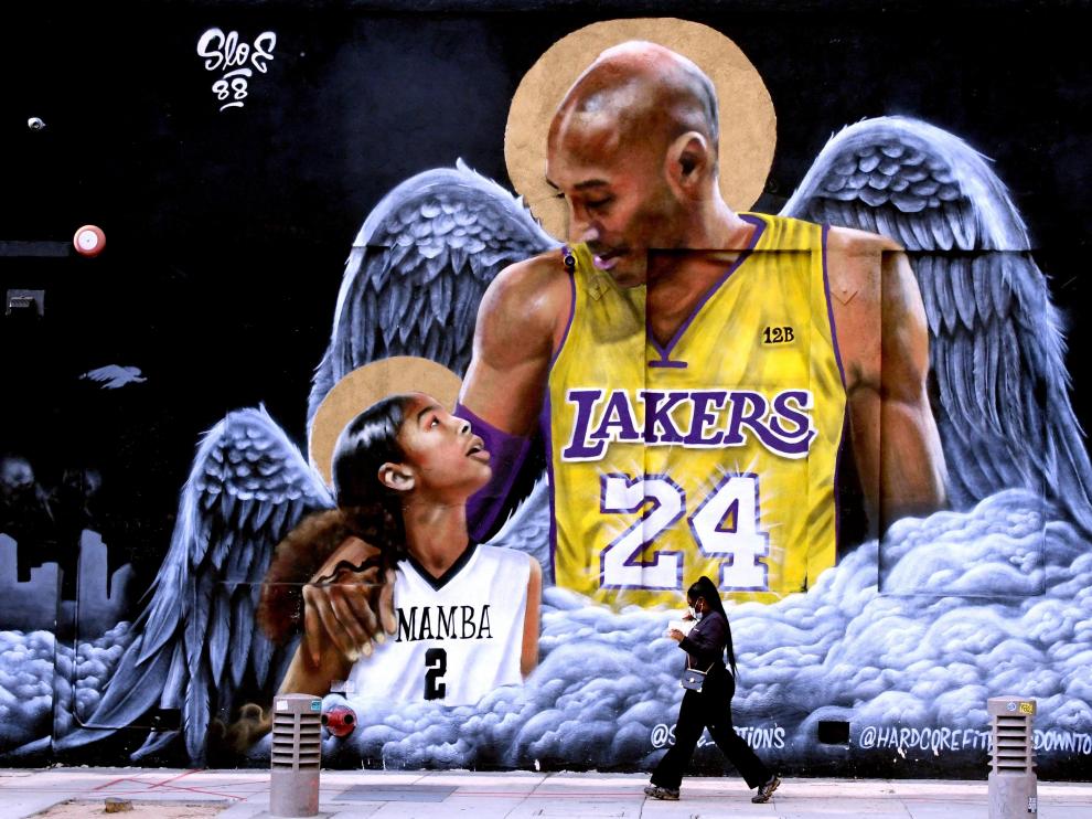 Un mural pintado en una pared de Los Ángeles recuerda a Kobe Bryant y a su hija Gigi, en el primer aniversario de su muerte.