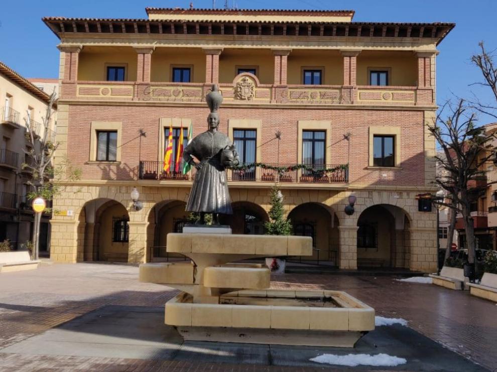 La estatura, que corona la fuente, está situada en la plaza de España.