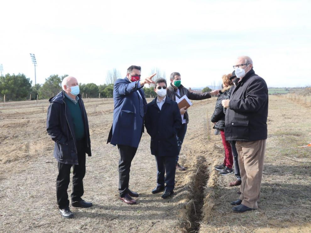 El alcalde de Huesca, Luis Felipe, ha visitado el Cerro de San Jorge para conocer la repoblación de árboles realizada por la SD Huesca.