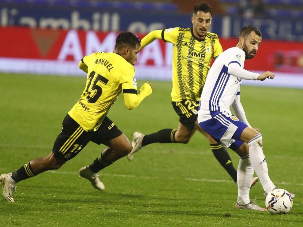 Guitián, en pugna con dos rivales del Oviedo, en el partido jugado hace dos meses en La Romareda, con derrota por 1-2 del Real Zaragoza.