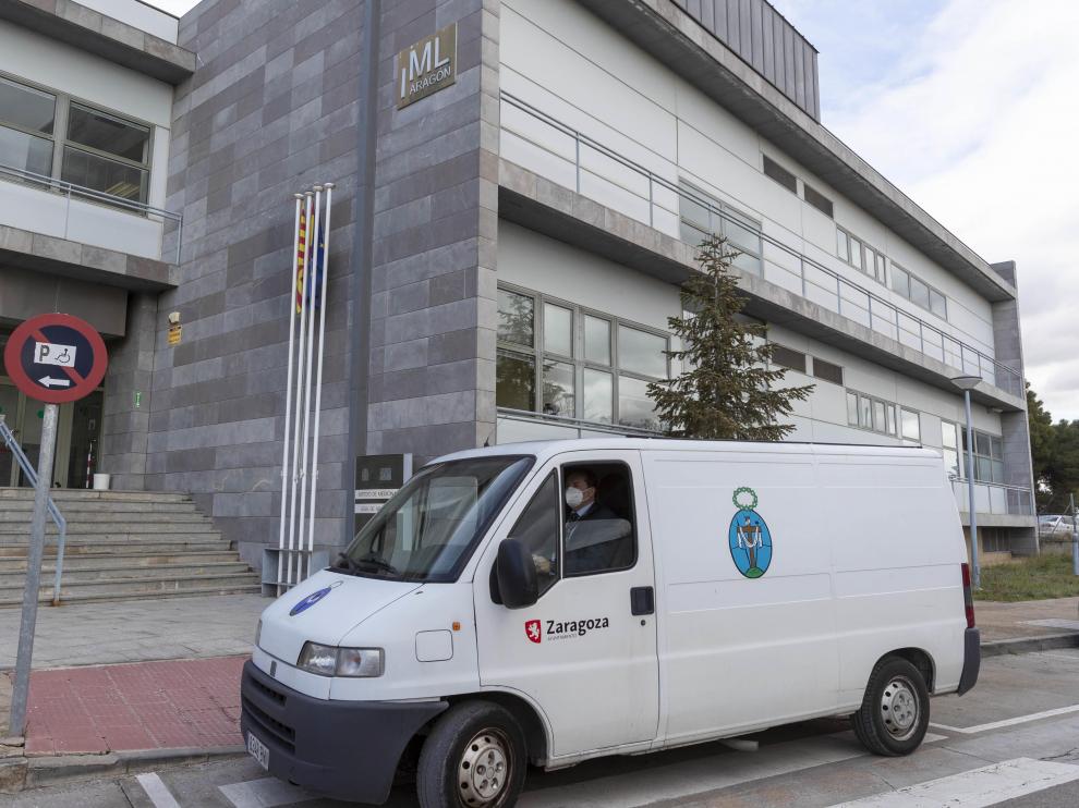 La furgoneta de la Hermandad de la Sangre de Cristo en el Instituto de Medicina Legal de Aragón, que empezó a funcionar en 2003.