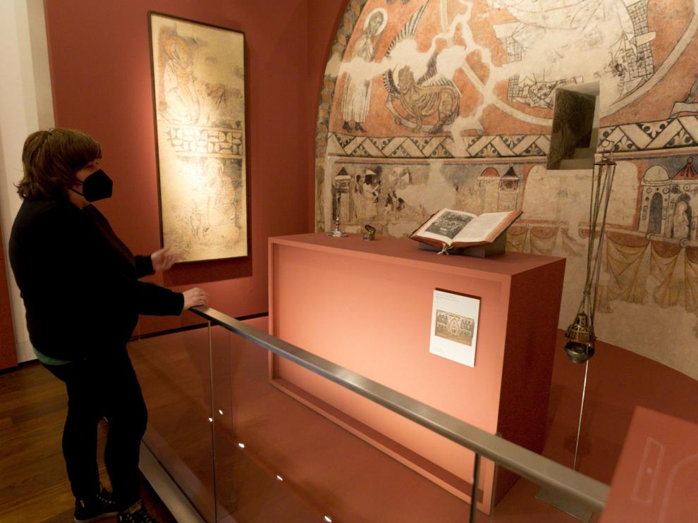 Sheila Ayerbe, restauradora del Museo Diocesano Barbastro-Monzón, delante del espacio que ocupará el frontal de Buira, la pieza más antigua de la colección, que se muestra en una pequeña fotografía.