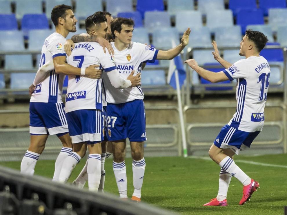 Los jugadores del Real Zaragoza celebran el 1-0 anotado de penalti por Narváez y que sería definitivo.