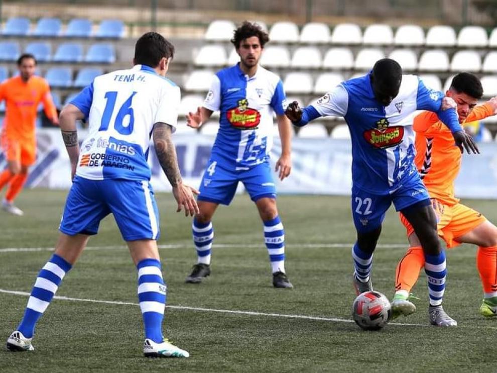 Moustapha, del Ejea, protege el balón ante la presión de Carri, del Ebro.