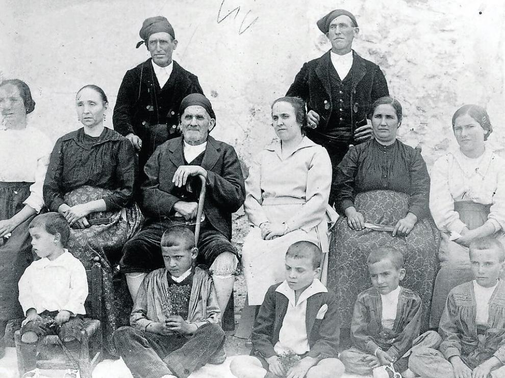 La familia Giner, de Santolea, emigrada a Binéfar como consecuencia de la construcción del pantano.