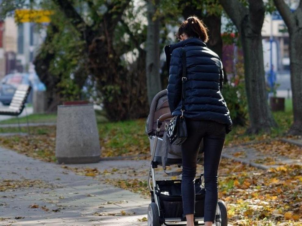Una madre con el carrito del bebé