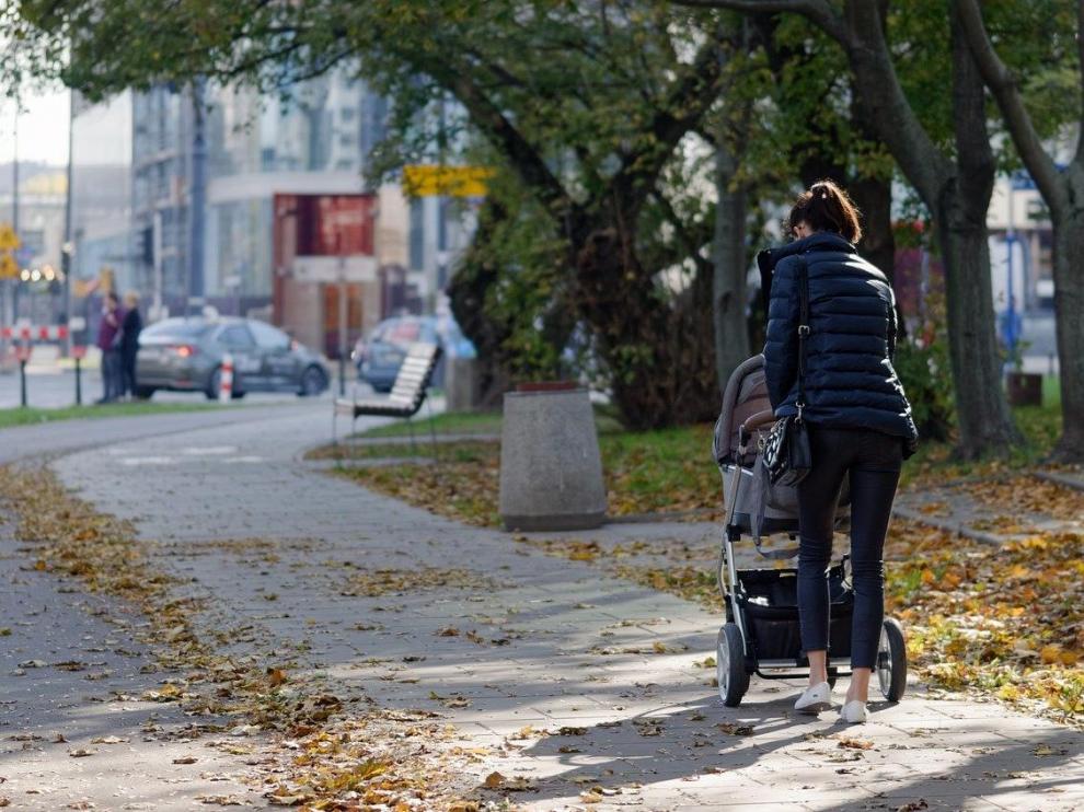 Una madre con el carrito del bebé