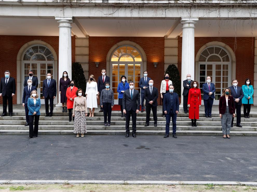 El Presidente Sánchez ha posado junto con sus 22 ministros en las escaleras del Congreso