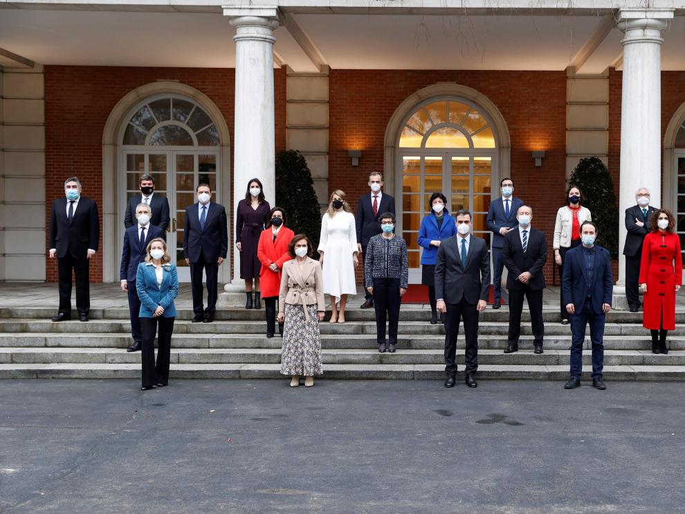 El Presidente Sánchez ha posado junto con sus 22 ministros en las escaleras del Congreso