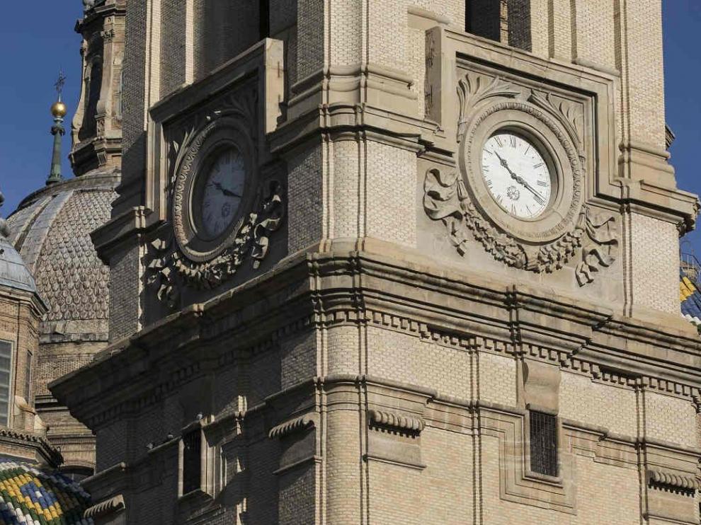 Reloj de la basílica del Pilar de Zaragoza.