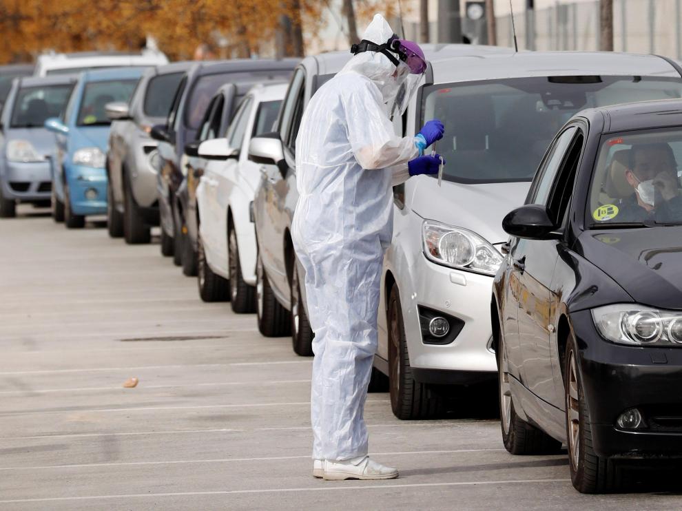 Colas para las pruebas PCR en el hospital La Fe