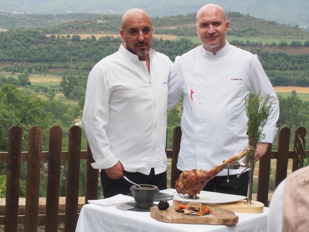 josetxo-souto-y-ramon-aso-derecha-copropietarios-del-restaurante-callizo.r_d.2490-608.jpeg