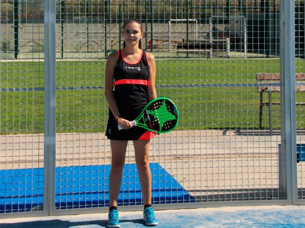 Eva Blasco es una de las alumnas de la escuela de pádel adaptado de Pádel Zaragoza.