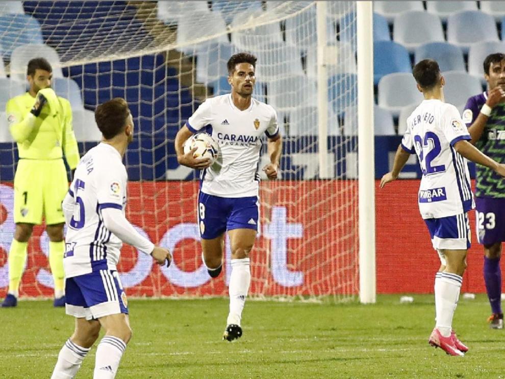 Adrián González, tras marcar el inútil 1-2 ante el Málaga en el partido de La Romareda en la primera vuelta.
