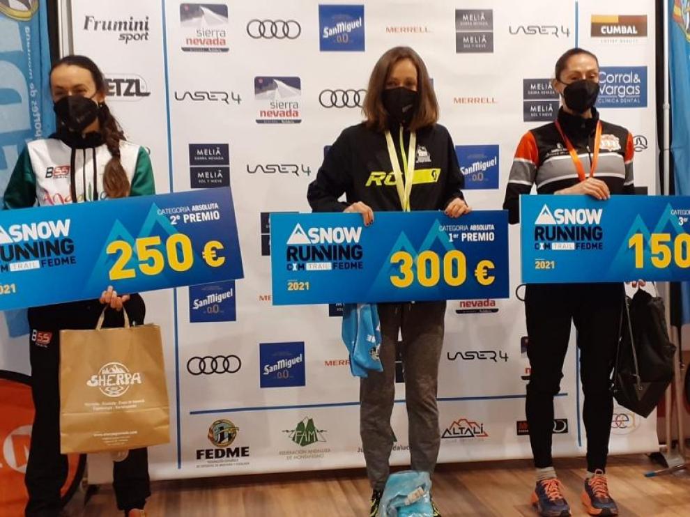Virginia Pérez, en lo más alto del podio del Nacional de 'snow running'.