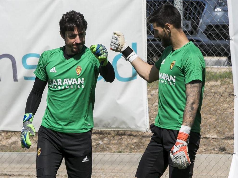 Cristian Álvarez y Ratón, los dos porteros del Real Zaragoza, se saludan en un entrenamiento.