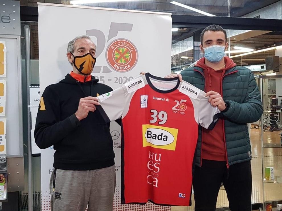 El jugador del Bada Huesca Asier Nieto, en la presentación de su patrocinador personal, el Centro Deportivo Alameda.