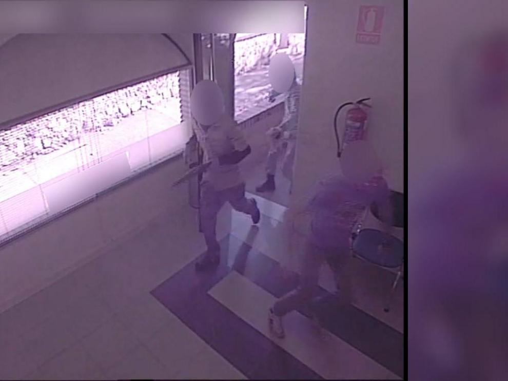 Tres personas han sido el atraco a una entidad bancaria de Cosuenda ocurrido el 17 de noviembre de 2020. Dos de ellos eran menores y accedieron al interior encapuchados y armados con una escopeta recortada y una navaja. Se llevaron 1.680 euros.