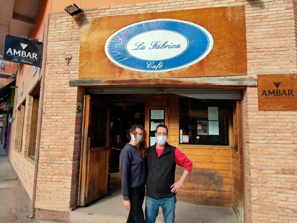 Estefanía y Diego aguantan al frente del bar La Fábrica, que regentan desde 2017 y cuyo traspaso aún están pagando.