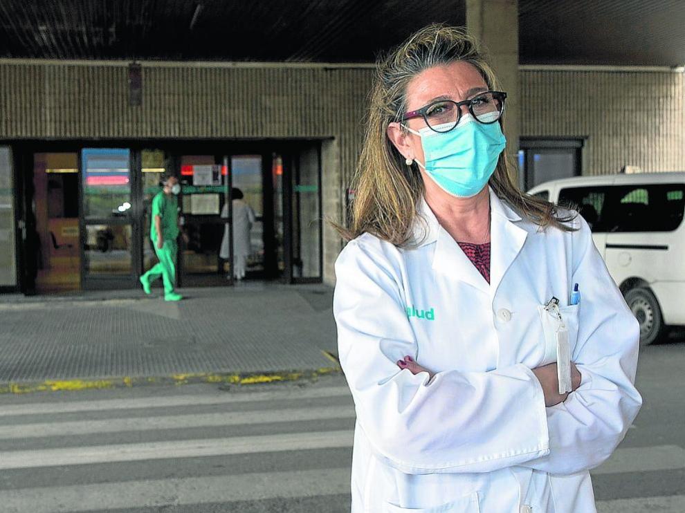 Cristina Guarga, directora del Ernest Lluch, a las puertas del centro hospitalario.