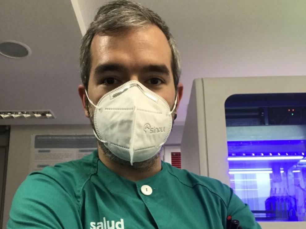 David Martínez en el laboratorio del hospital Miguel Servet.