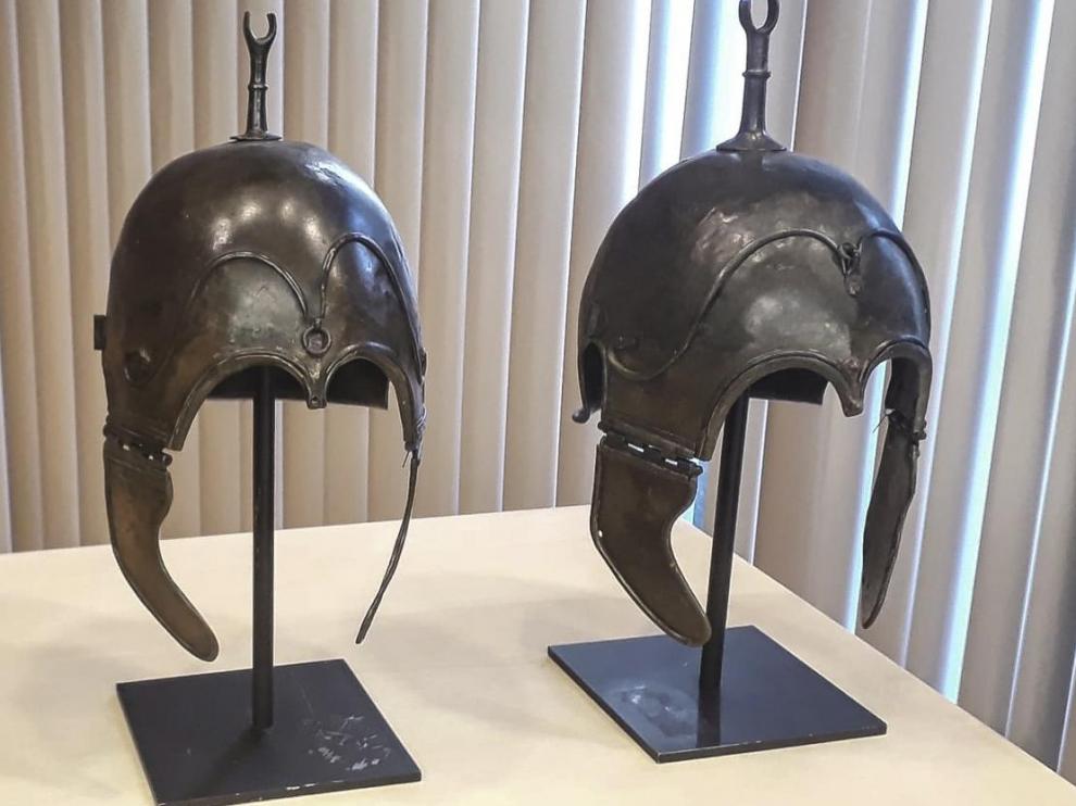 Tres de los cascos celtibéricos de Aranda de Moncayo, cuando fueron recuperados por el Ministerio de Cultura en París.