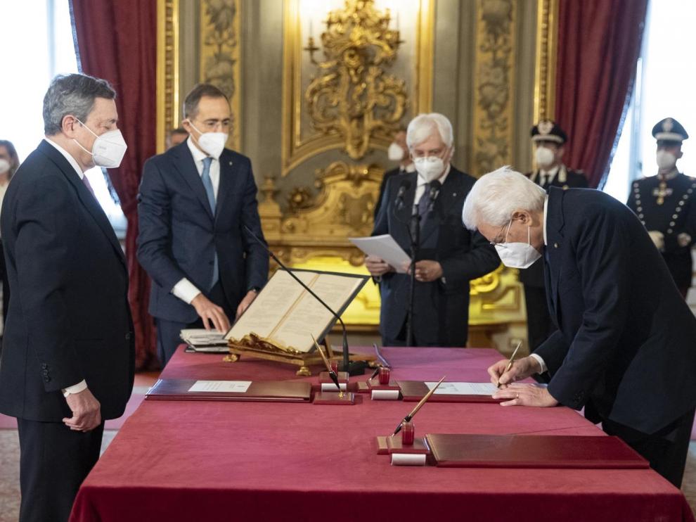 Mario Draghi junto a Sergio Mattarella, este sábado en el palacio Quirinale en Roma.
