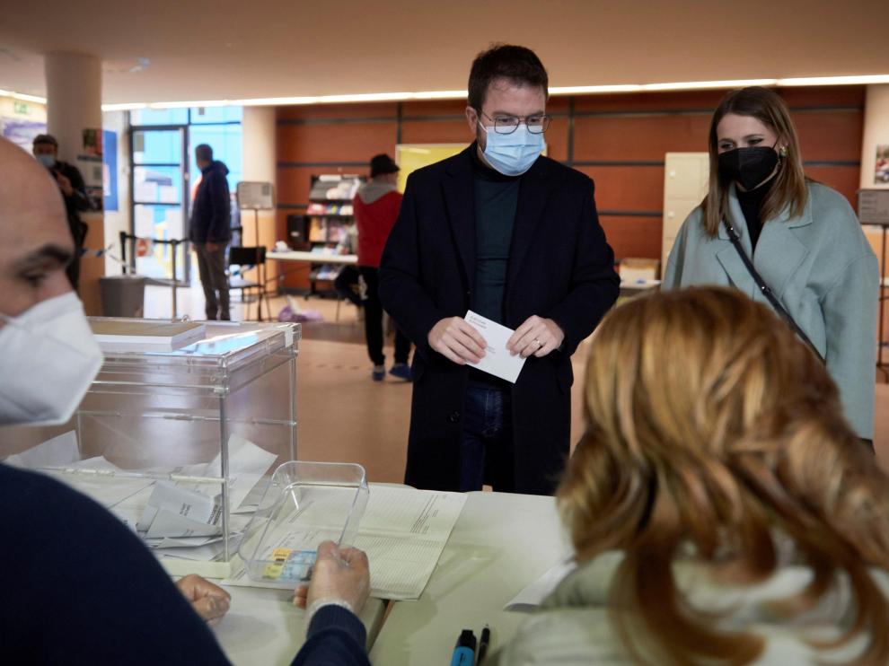 El candidato de ERC a la Presidencia de la Generalitat, Pere Aragonès, se dispone a votar en el colegio electoral constituido en el Instituto Joan Coromines de la localidad barcelonesa de Pineda de Mar.